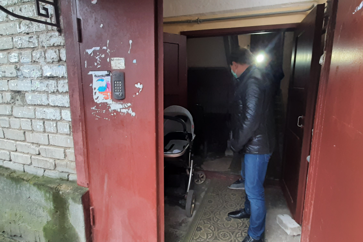 Специалисты Госжилнадзора проверили качество санобработки жилых домов в Гатчине 