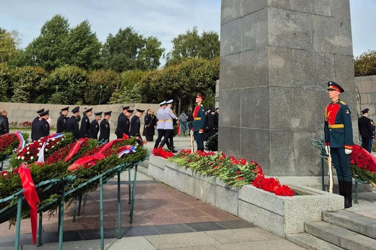 На Пискарёвском кладбище почтили память жертв блокады Ленинграда