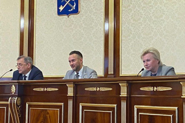 Председатель комитета госжилнадзора и контроля ЛО Денис Беляев выступил на заседании в Правительстве Ленинградской области 26 мая